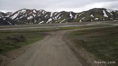 在通往冰岛高地Landmanalaugar的土路上驾驶越野车.